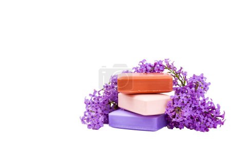 Téléchargez les photos : Savon naturel fait main et fleurs lilas sur fond blanc - en image libre de droit