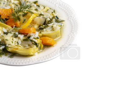 Foto de Un plato con aceite de oliva de la cocina turca del Egeo; plato de alcachofa con arroz y aceite de oliva (nombre turco; enginar zeytinyagli) - Imagen libre de derechos