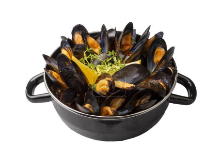 Foto de Delicious seafood mussels with parsley sauce and lemon. Delicious steamed mussels. - Imagen libre de derechos