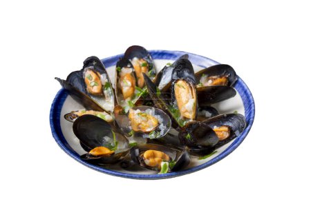 Foto de Delicious seafood mussels with parsley sauce and lemon. Delicious steamed mussels. - Imagen libre de derechos