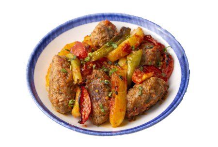 Foto de Cocina Turca Casera Tradicional Kofte - Kofta con Salsa de Tomate y Patatas. (Nombre turco; Izmir kofte) - Imagen libre de derechos