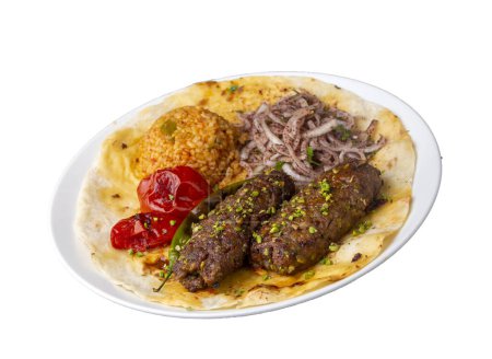 Téléchargez les photos : Cuisine turque traditionnelle délicieuse, type kebab appartenant aux régions d'Adana et Antep, kebab aux pistaches grillées. Nom turc ; fistikli kebab - en image libre de droit
