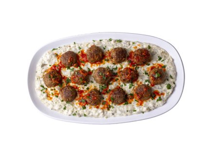 Téléchargez les photos : Nourriture traditionnelle turque ; boulettes de viande sur purée d'aubergine préparée avec du yaourt. nom local ; Alinazik kebab. Nom turc ; Kofteli Alinazik kebabi - en image libre de droit