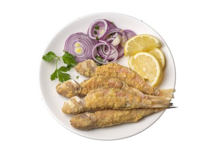 Foto de Placa de pescado frito salmonete rojo y limón - Imagen libre de derechos