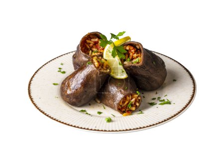 Foto de Comidas turcas deliciosas tradicionales; berenjenas secas rellenas (nombre turco; Kuru patlican dolmasi) - Imagen libre de derechos