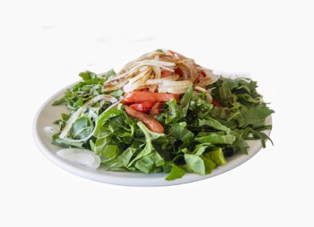 Téléchargez les photos : Salade de roquette à l'oignon de style turc. Salade d'eruca vésicaria. Nom turc ; roka salatasi - en image libre de droit