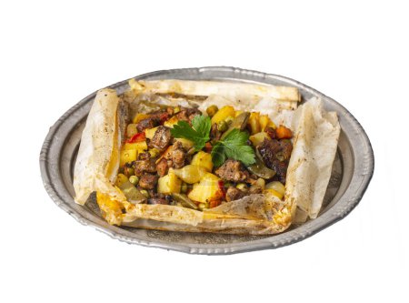 Téléchargez les photos : Nourriture traditionnelle turque ; Viande aux légumes enveloppée dans du papier sulfurisé, kebab (nom turc ; Sebzeli kagit kebabi)) - en image libre de droit