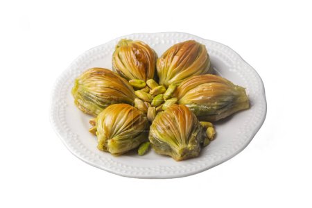 Téléchargez les photos : Midye Baklava turc (forme de moule Baklava) avec de la poudre de pistache verte et crème au beurre. Conceptuel des fêtes islamiques. - en image libre de droit