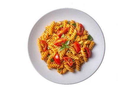 Téléchargez les photos : Pâtes Fusilli, en spirale ou en spirale avec sauce tomate - style culinaire italien - en image libre de droit