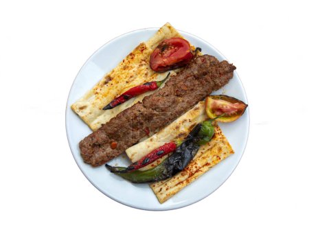 Téléchargez les photos : Style turc Adana Kebab. Nourriture turque traditionnelle Adana Kebab sur table en bois
. - en image libre de droit