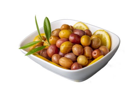 Téléchargez les photos : Scratched green olives. Tasty organic green olives in the plate. Olive on marble floor. Turkish name; cizik zeytin - en image libre de droit