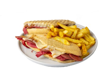 Foto de Delicioso bocadillo caliente - tostadas. Sandwich con tostadas mixtas, queso cheddar y salami. - Imagen libre de derechos
