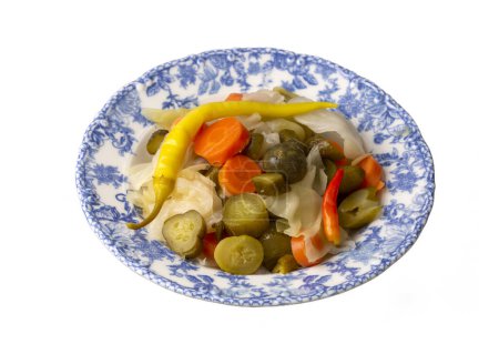 Foto de Surtido de verduras en vinagre mezcladas en tazón - plato, nombre turco; tursu. - Imagen libre de derechos
