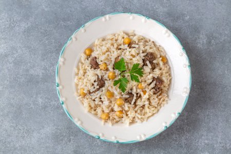 Téléchargez les photos : Plats traditionnels turcs ; Pilaf de riz avec pois chiches et viande. Nom turc ; Etli - nohutlu pirinc pilavi - en image libre de droit