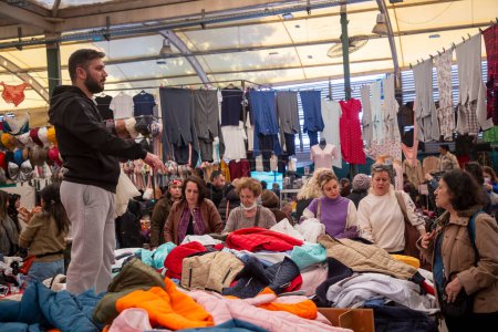 Foto de Karsiyaka - Izmir - Turquía, 07 de febrero de 2024: en miércoles gran bazar de Bostanli - Bospa - Personas que compran productos textiles y de ropa - Imagen libre de derechos