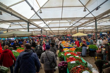 Foto de Karsiyaka - Izmir - Turquía, 07 de febrero de 2024: en miércoles gran bazar de Bostanli - Bospa - Imagen libre de derechos