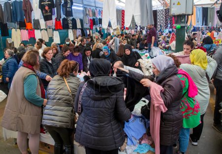 Téléchargez les photos : Karsiyaka - Izmir - Turquie, 07 février 2024 : in mercredi grand bazar Bostanli - Bospa - Achats de produits textiles et d'habillement - en image libre de droit