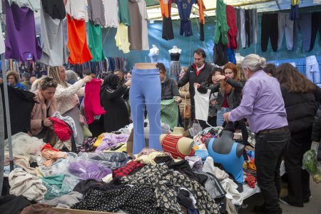 Foto de Karsiyaka - Izmir - Turquía, 07 de febrero de 2024: en miércoles gran bazar de Bostanli - Bospa - Personas que compran productos textiles y de ropa - Imagen libre de derechos
