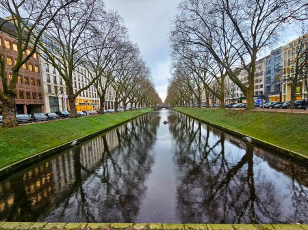 Foto de Dusseldorf, Alemania - Vista soleada al aire libre del canal y la hermosa zona costera en Knigsallee, famosa calle comercial - Imagen libre de derechos