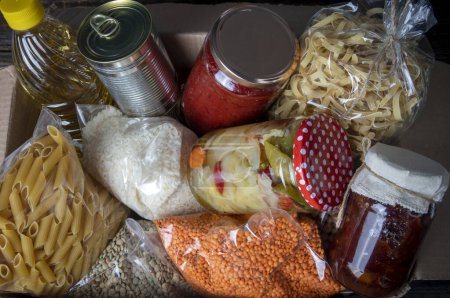 Foto de Volunteer with box of food for poor . Ramazan kolisi . Donation concept - Imagen libre de derechos