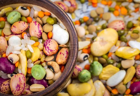 Foto de Los Alimentos secos; las legumbres mezcladas crudas, el fondo - Imagen libre de derechos