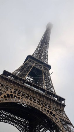 Foto de Torre Eiffel en la niebla. París - Francia - Imagen libre de derechos
