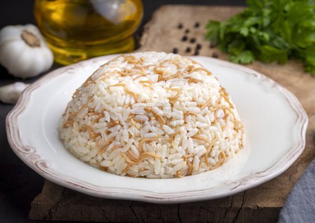 Comida tradicional turca deliciosa; pilaf de arroz de estilo turco (nombre turco; Tel sehriyeli pirinc pilavi)