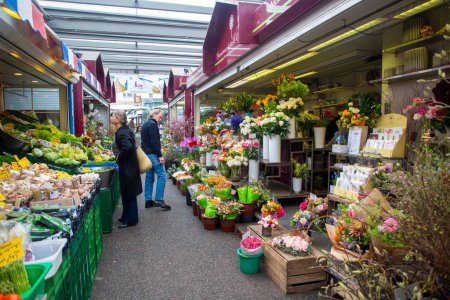 Foto de Dusseldorf - Alemania - 15 de febrero de 2024, Floristería en el mercado Carlsplatz - lugar al aire libre con puestos que venden productos, flores, carne y comida callejera - Imagen libre de derechos