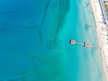 Téléchargez les photos : Ilica Beach Drone Photo, Saison estivale dans la mer Égée, Izmir Turquie - en image libre de droit