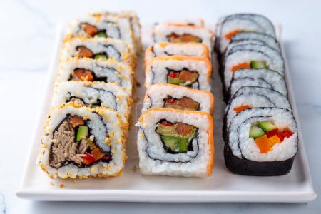 Téléchargez les photos : Le sushi est un plat traditionnel japonais composé de riz au vinaigre et de divers ingrédients tels que les fruits de mer et les légumes. - en image libre de droit
