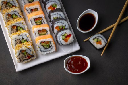 Téléchargez les photos : Le sushi est un plat traditionnel japonais composé de riz au vinaigre et de divers ingrédients tels que les fruits de mer et les légumes. - en image libre de droit