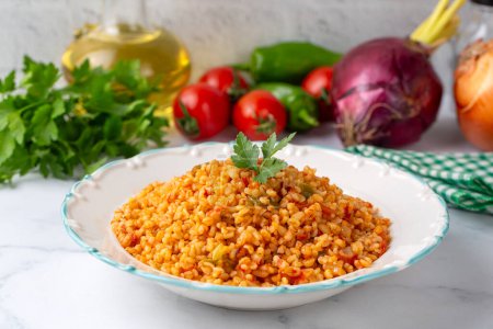 Téléchargez les photos : Pilaf de bulgur turc traditionnel avec saucisse de tomate en assiette (nom turc ; meyhane pilavi) - en image libre de droit