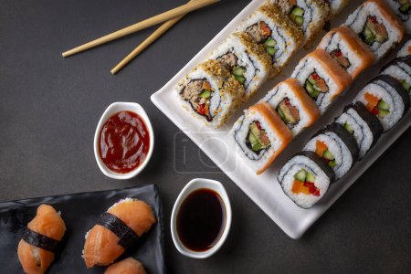 Foto de El sushi es un plato tradicional japonés que consiste en arroz con vinagre y varios ingredientes como mariscos y verduras.. - Imagen libre de derechos