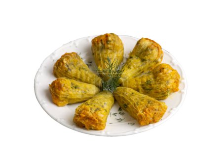 Foto de Tradicional delicioso turco - cocina griega, comida turca; flores de calabacín rellenas (nombre turco; kabak cicegi dolmasi) - Imagen libre de derechos