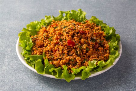 Traditionelle köstliche türkische Speisen: Bulgur-Salat - kisir