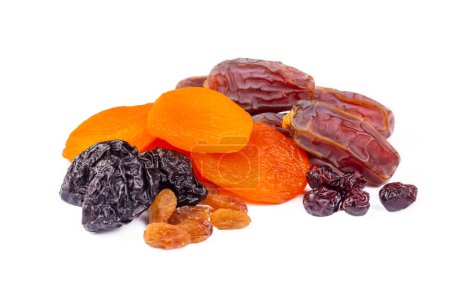 Téléchargez les photos : Fruits secs sur fond blanc. Dates sèches, raisins et abricots. - en image libre de droit