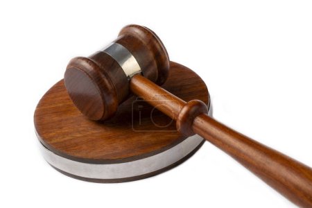 Téléchargez les photos : Juge gavel représentant la justice sur fond blanc - en image libre de droit