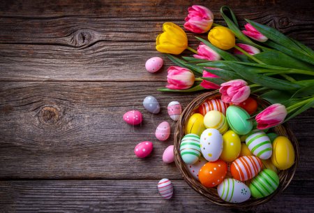 Foto de Huevos y tulipanes de Pascua sobre fondo de madera - Imagen libre de derechos