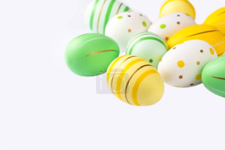 Téléchargez les photos : Oeufs de Pâques colorés faits à la main parfaits isolés sur fond blanc - en image libre de droit