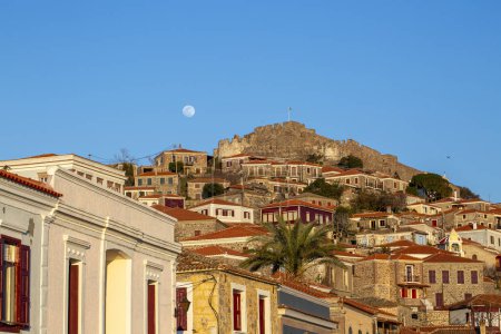 Grecia tradicional. Isla de Lesbos, vista de la ciudad Molyvos (Mithymna) con castillo viejo encima
