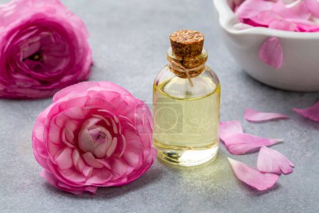 Foto de Rosa ranúnculo flores aceite esencial - Imagen libre de derechos