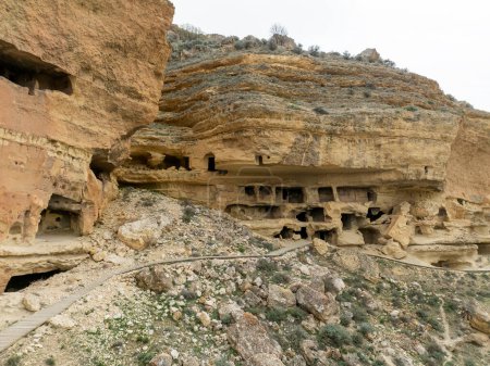 Téléchargez les photos : Grottes de Manazan Yesildere (ibrala) Il se trouve à l'est de la vallée de Yesildere, entre les villages de Taskale et sur le côté de la route Karaman Yesildere Taskale. - en image libre de droit