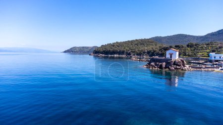Foto de La pequeña iglesia de Panagia gorgona situada sobre una roca en Skala Sykamias, un pintoresco pueblo costero de Lesbos - Imagen libre de derechos