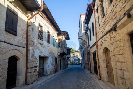 Tarsus - Türkei, 21. April 2024, Der malerische Blick auf alte Häuser und Straßen der Altstadt von Tarsus, Mersin