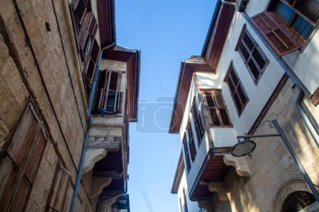 Foto de Tarso - Turquía, 21 de abril de 2024, La vista panorámica de las casas antiguas y las calles de la ciudad vieja de Tarso, Mersin - Imagen libre de derechos