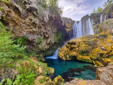 Téléchargez les photos : Cascade et canyon de Yerkopru sur la rivière Goksu Waterfall est situé dans une petite ville nommée Hadim de la province de Konya dans la région méditerranéenne orientale de la Turquie. - en image libre de droit