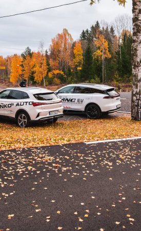 Foto de Hoff, Norway - November 14, 2022: new   electric cars on the test circuit. - Imagen libre de derechos
