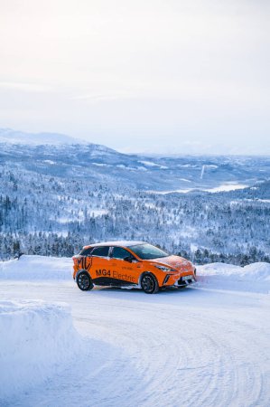 Téléchargez les photos : Rauland, Norway - January 14, 2023: Orange electric car MG4 is a hatchback chinese electric car - en image libre de droit