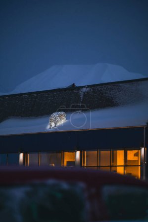 Téléchargez les photos : Norway landscape ice nature of the city view of Spitsbergen Longyearbyen . Winter  polar night on Svalbard - en image libre de droit