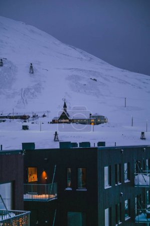 Téléchargez les photos : Norway landscape ice nature of the city view of Spitsbergen Longyearbyen . Winter  polar night on Svalbard - en image libre de droit